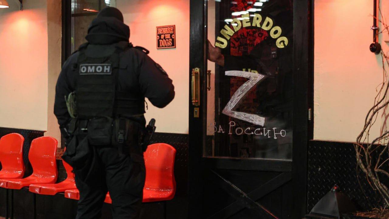 警方突袭莫斯科酒吧，拘留了40 名亲乌分子，这些人涉嫌赞助乌克兰武装部队。他们被