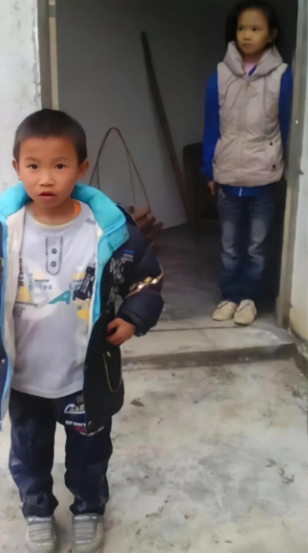 一对小姐弟相隔12年的两张同框照，弟弟越长越帅，姐姐娴静温柔，像传说中的小家碧玉