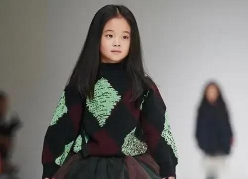 这个小姑娘和她的妈妈长的可太像