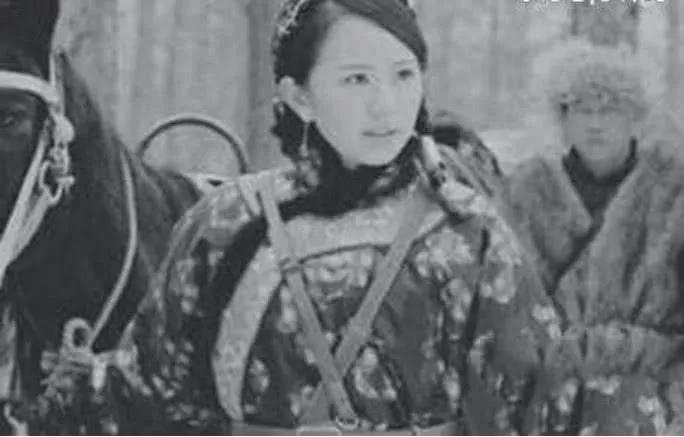 1943年，一女土匪见很多男人迷恋自己的美貌，竟放话：“要是想和我睡觉，一不要钱