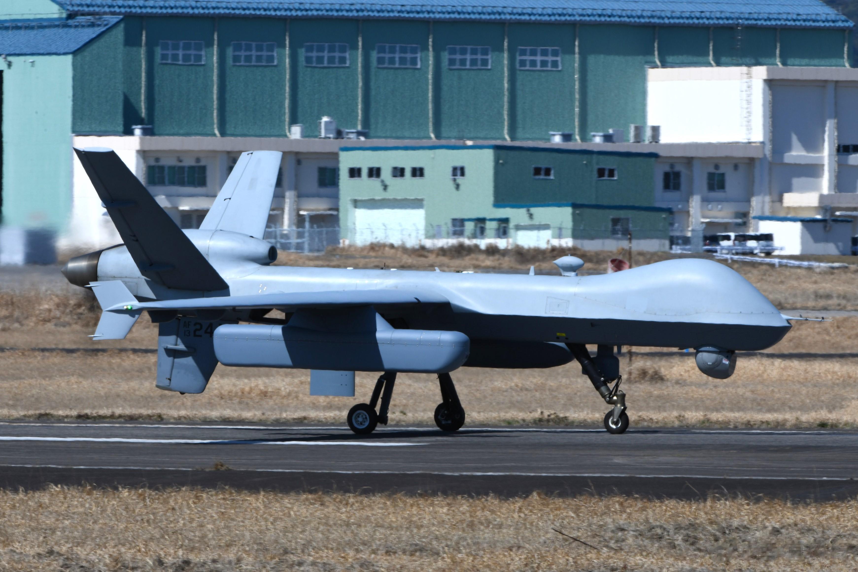 鹿屋基地的MQ-9，挂了一个副油箱和一个大型吊舱#旋翼动态##航空[超话]# ​