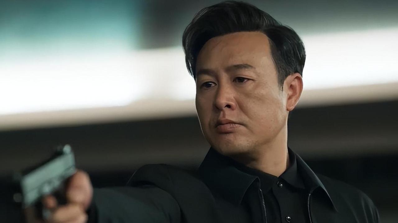 张颂文今年的收入，绝对会超过4000万！

他拍《隐秘的角落》之前，年收入才几十