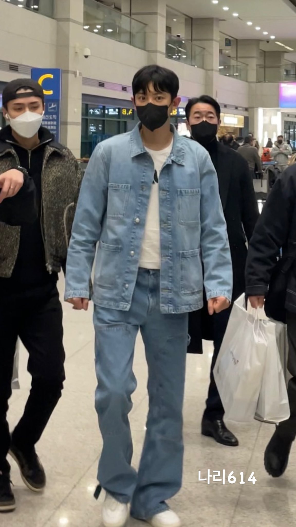 #朴灿烈[超话]# 长途旅行后脸依旧在咔咔乱杀 ©️na_ye614 ​​​