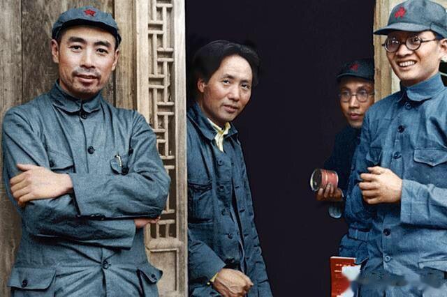 话说主席当年的发型也挺新潮，能留那么长，是那个时代文人的主流发型吧？第一张照片里