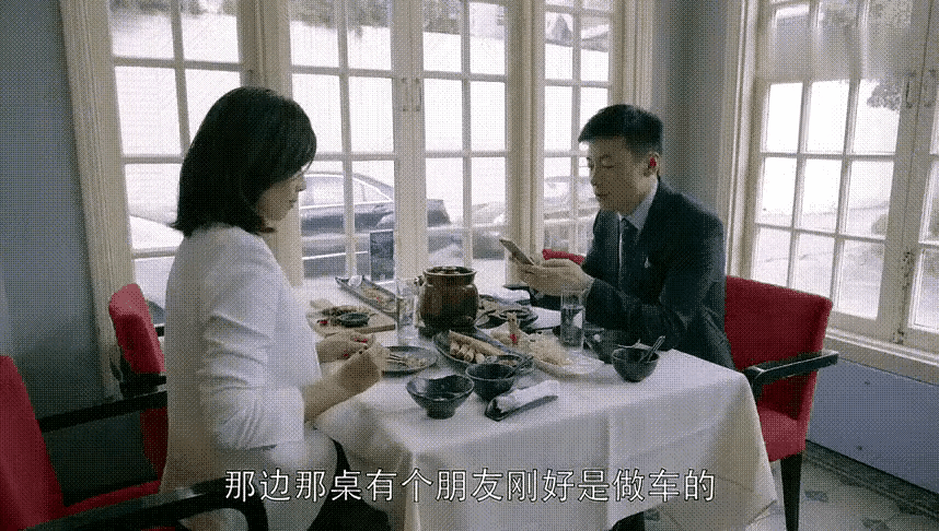 《欢乐颂》中，奇点开着大奔驰290万，住着450平的江景房8000万，穿着皱巴巴