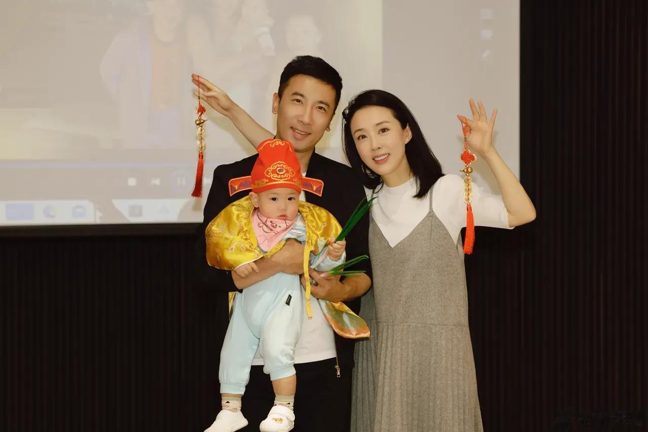 颜丹晨这一家子简直太好看了，老公阳光帅气，女儿乖巧可爱，她呢颜值在线，昔日的女神