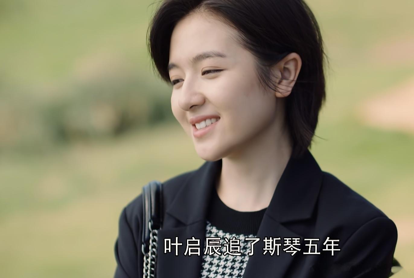 “没有该结婚的年纪，只有该结婚的人”，这是《许你万家灯火》里晓薇对林奇说的话。晓