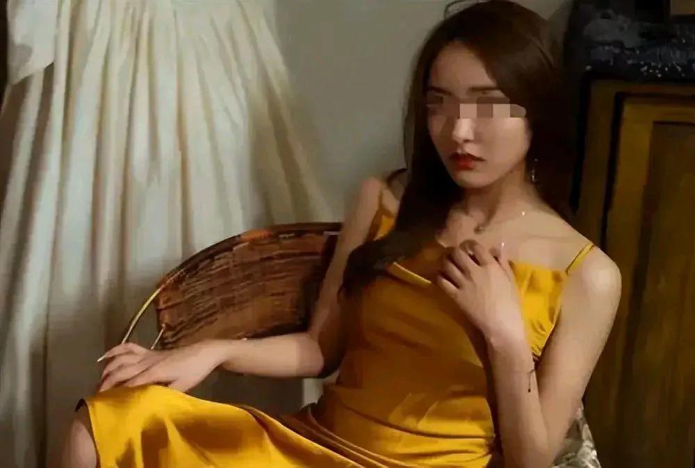 男子发现了女邻居的秘密，然后要求女邻居每周与他发生性关系，并逐渐提高到每周6次。