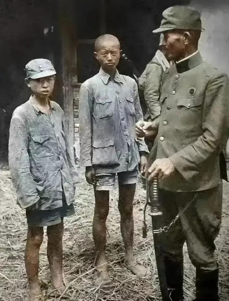 这张照片令人心酸！1938年，日军俘虏的两名八路军小战士，骨瘦如柴，光着双腿，穿