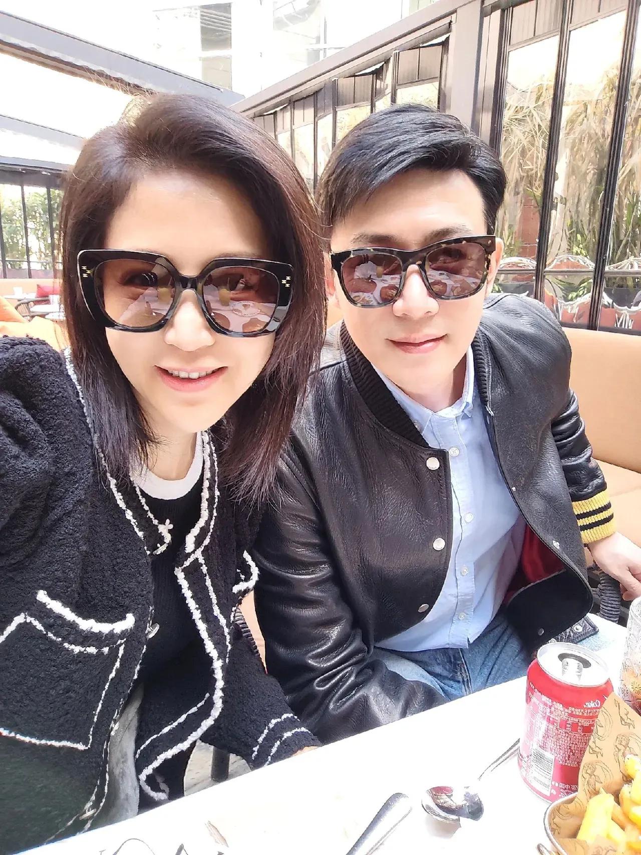 鲍蕾一家四口又出来晒幸福，周末陪女儿出来吃炸鸡，一家四口同框出镜温馨甜蜜又幸福，