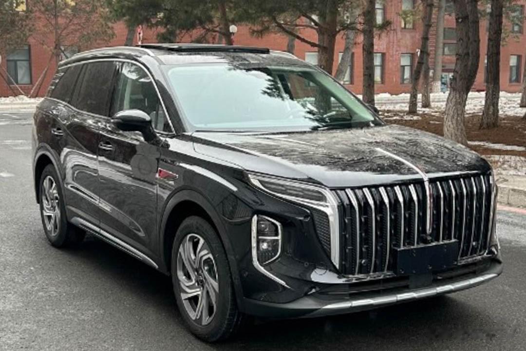 【红旗两款SUV曝光！三排布局+家庭取向 红旗也走亲民路线了 】借助近年销量攀升