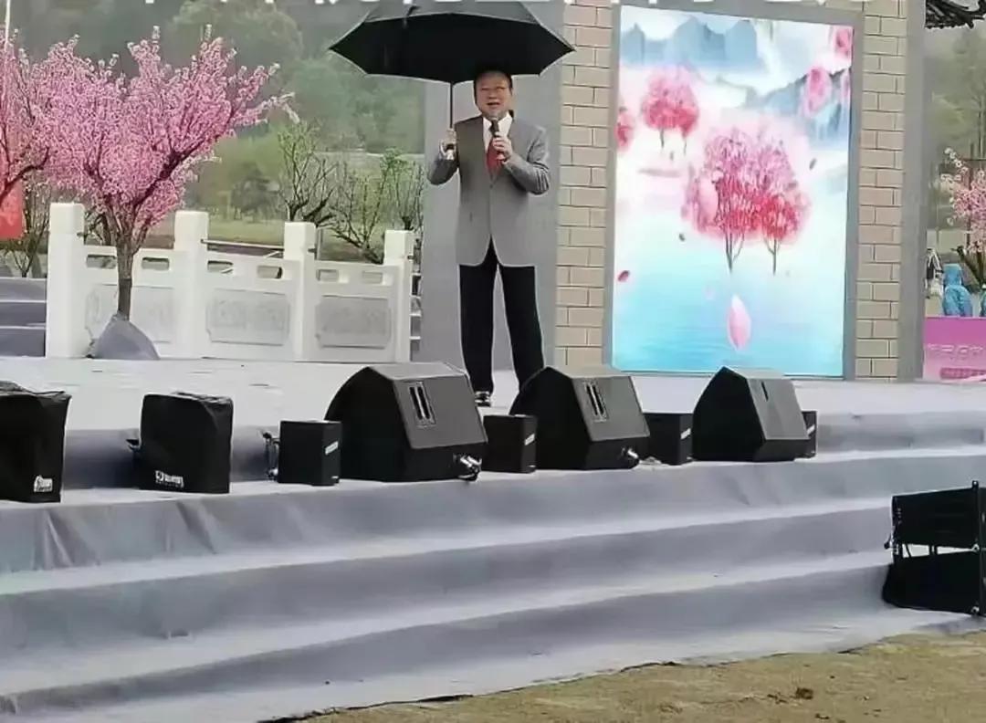 74岁蒋大为老师出席活动冒雨演唱，一只手撑伞一只手拿话筒太拼了。

74岁的蒋大
