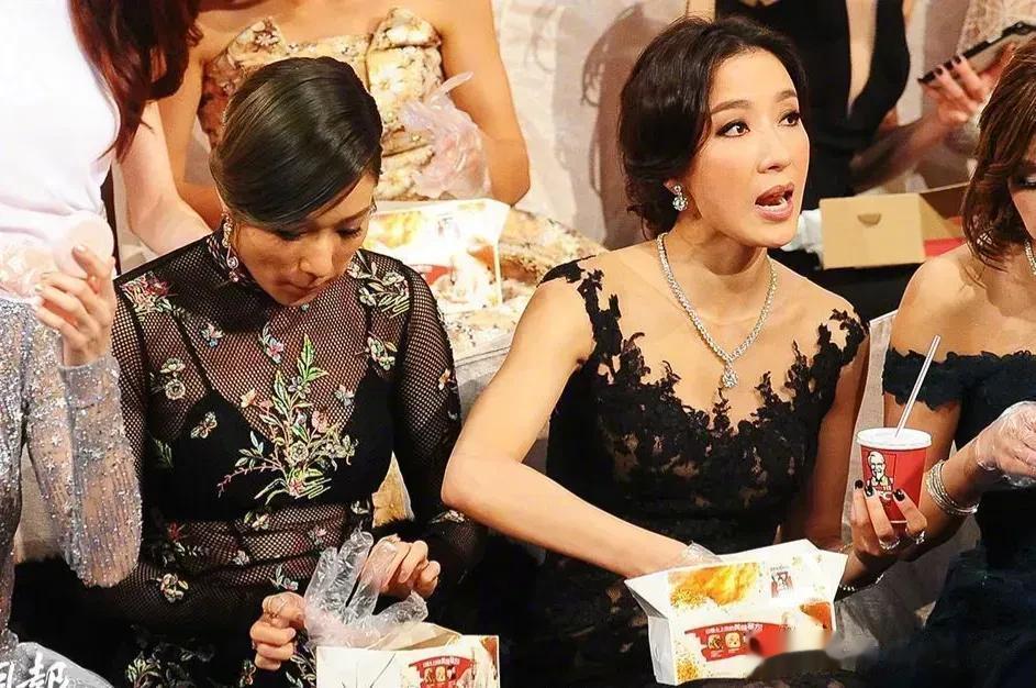 要说TVB女星就是接地气，颁奖礼现场就这样吃开了，完全不会在意所谓的形象，要是换