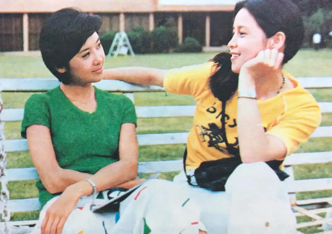 上世纪80年代，朱琳和张伟欣的合影，两人都是优雅知性的美女，两美同框，让人心旷神