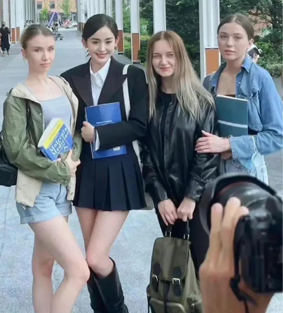 合影才能看出颜值的高低，没想到娜扎的颜值这么能打！

娜扎比白人还白，比白人身材