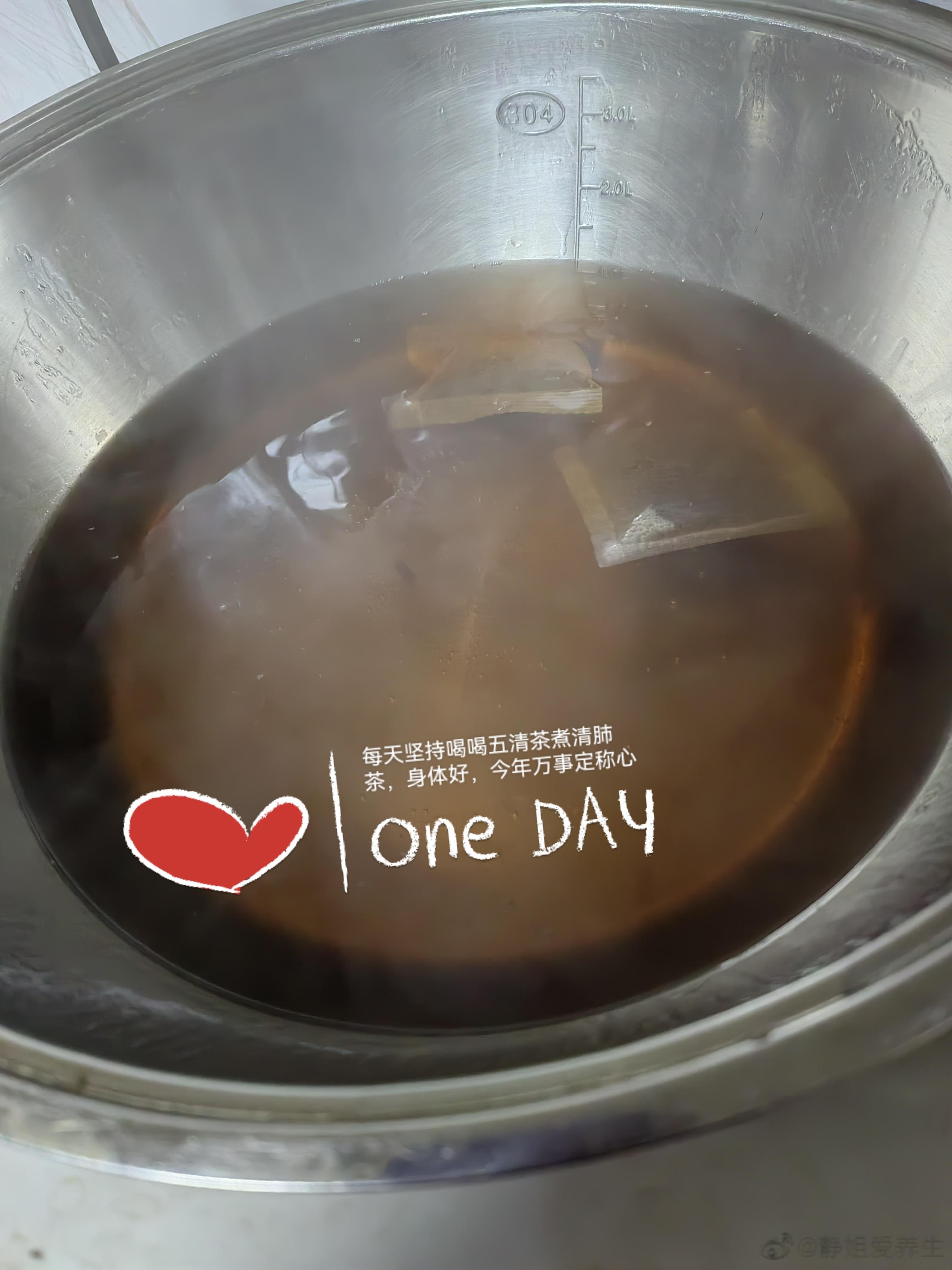  热一下五清茶煮清肺茶​给娃她爸倒一杯，回来喝点自己​家人身体健康也是我们苗药养