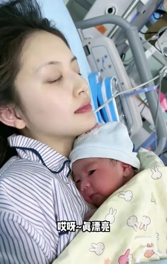 王思聪前女友甜仇产子，长相帅气，重达六斤四两

3月20日下午，王思聪前女友甜仇