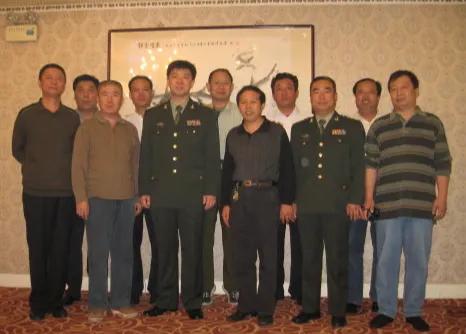 老战友们聚会，谁知酒上桌摆的酒，被网友们嘲讽：个个都是“便宜货”，懂行之人却连连