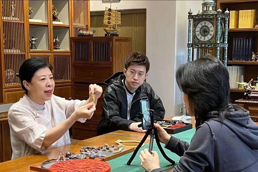 
中国的传统工艺讲究的是传承，可让北京四九城里闻名的“何仙姑”苦恼的是，自己心爱