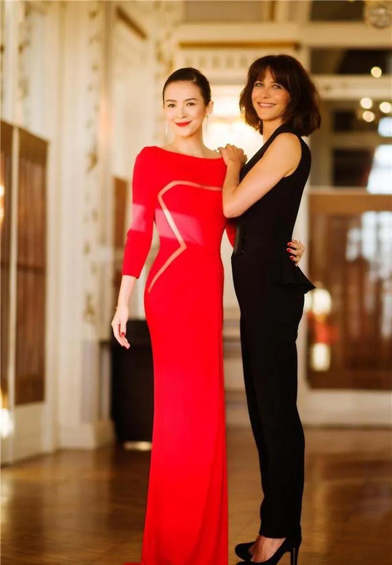 章子怡的气质绝佳，即使和法国著名女神索菲玛索站在一起也丝毫不逊色。

出席活动，