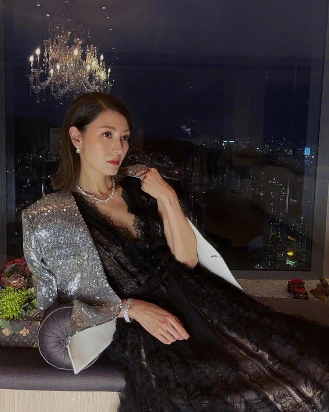 美了一辈子的李嘉欣，一款蕾丝裙搭配亮片西装，柔中带刚。

蕾丝是任何女性都无法抗