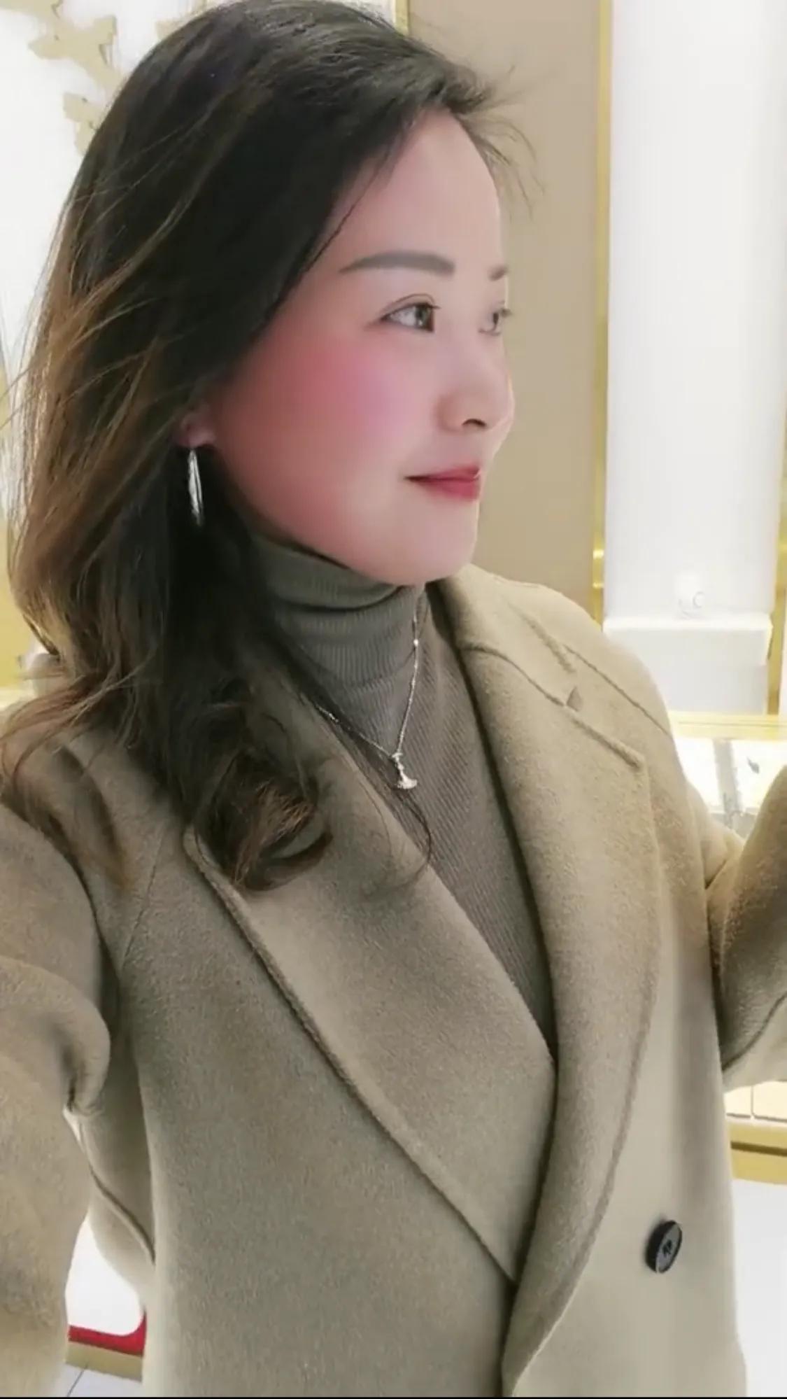 生活中，我越来越能体会到喝酒人的乐趣了，不，也许也有痛苦，但喝酒就是为了掩埋那份