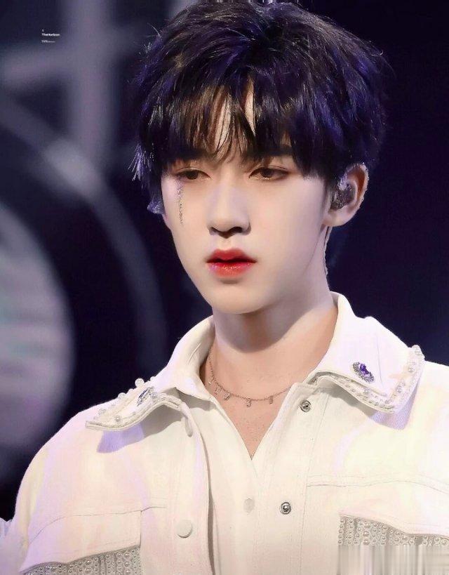 #贺峻霖[超话]#🐟 #贺峻霖 恭贺新春吉兔送福##丁程鑫张真源贺峻霖亲亲爱幕