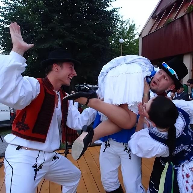 用鞭子打女生屁股,是捷克人民的传统祝福