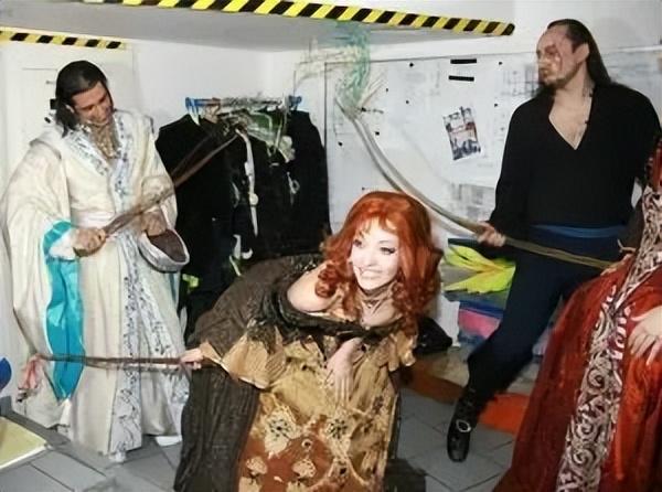 用鞭子打女生屁股,是捷克人民的传统祝福