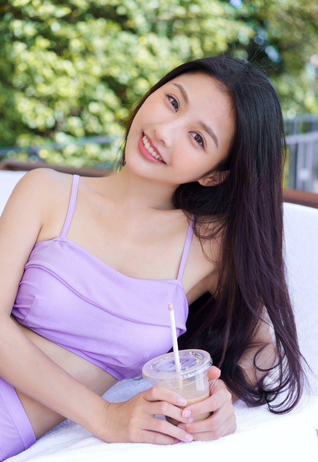 亚洲小姐高文君浅紫色露腹泳衣，泳池旁边展现青春性感美