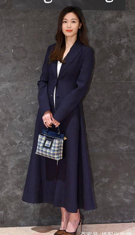 全智贤的身高不假，穿深色大衣配白裙，穿出大个子的气场和风范！