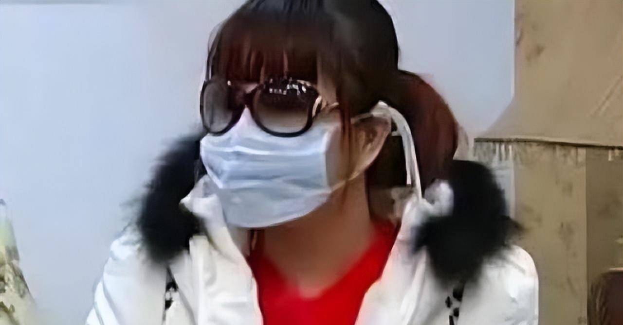 红粉宝宝：花400万整容200次，却沦落到坐轮椅，嫂子还因她流产？