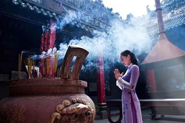 梦见拜佛烧香，探寻梦境背后的心灵启示