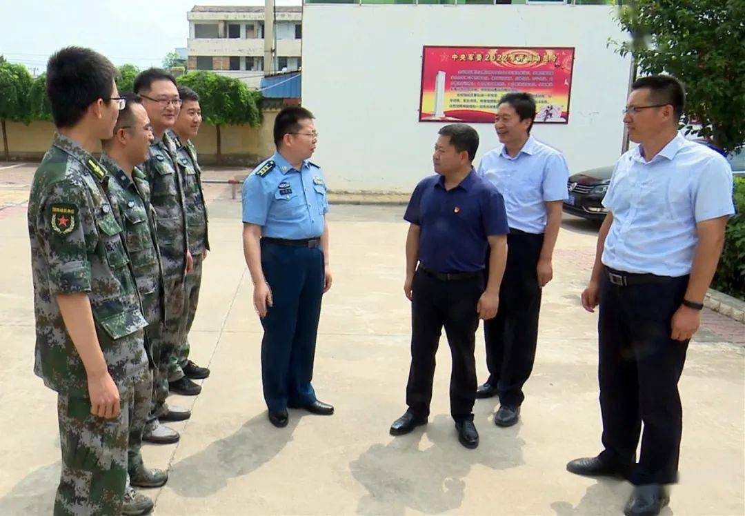 师虎慰问人武部官兵