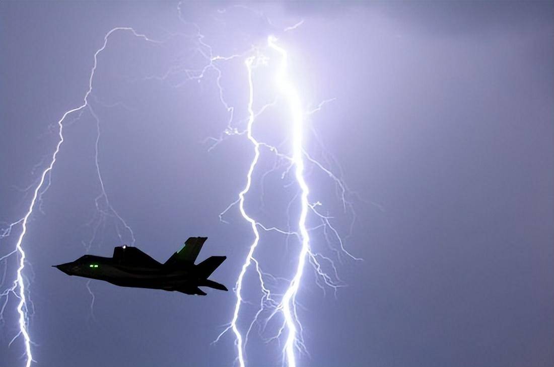 不到一个月2次遭雷劈，这次轮到白宫，天降雷电至少4人重伤