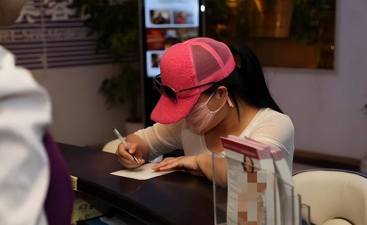 红粉宝宝：花400万整容200次，却沦落到坐轮椅，嫂子还因她流产？